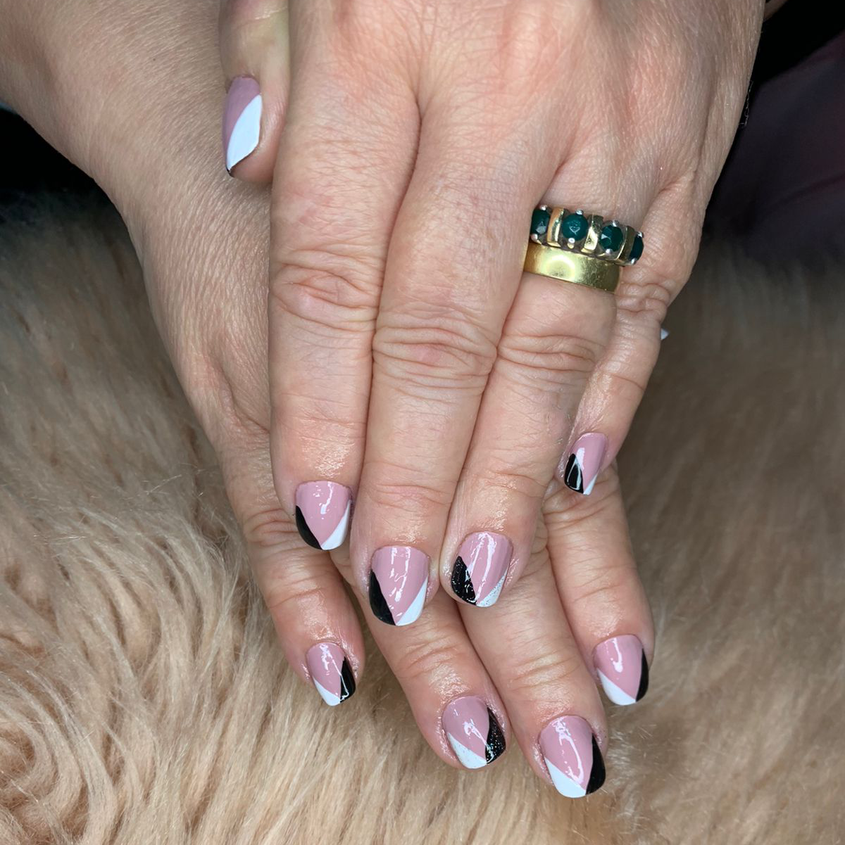 Nail art de francesinha moderna em rosa, branco e preto